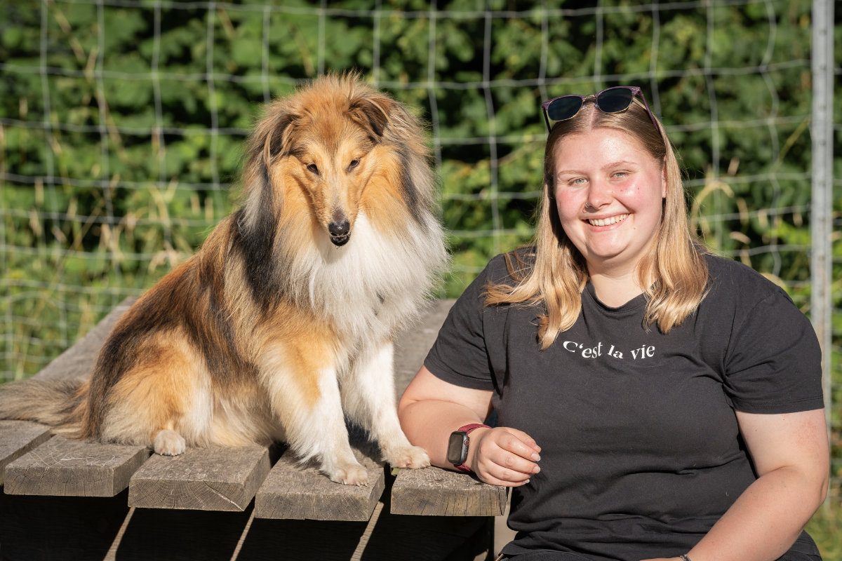 Eine zufriedene Teilnehmerin mit ihrem Sheltie nach einem erfolgreichen Hundetraining in der Hundeschule Alfeld.
