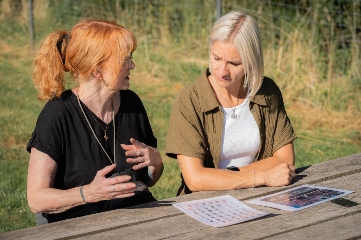 Hundetrainerin Regina Gadesmann im intensiven Beratungsgespräch mit einer Kundin vor dem Hundekauf.