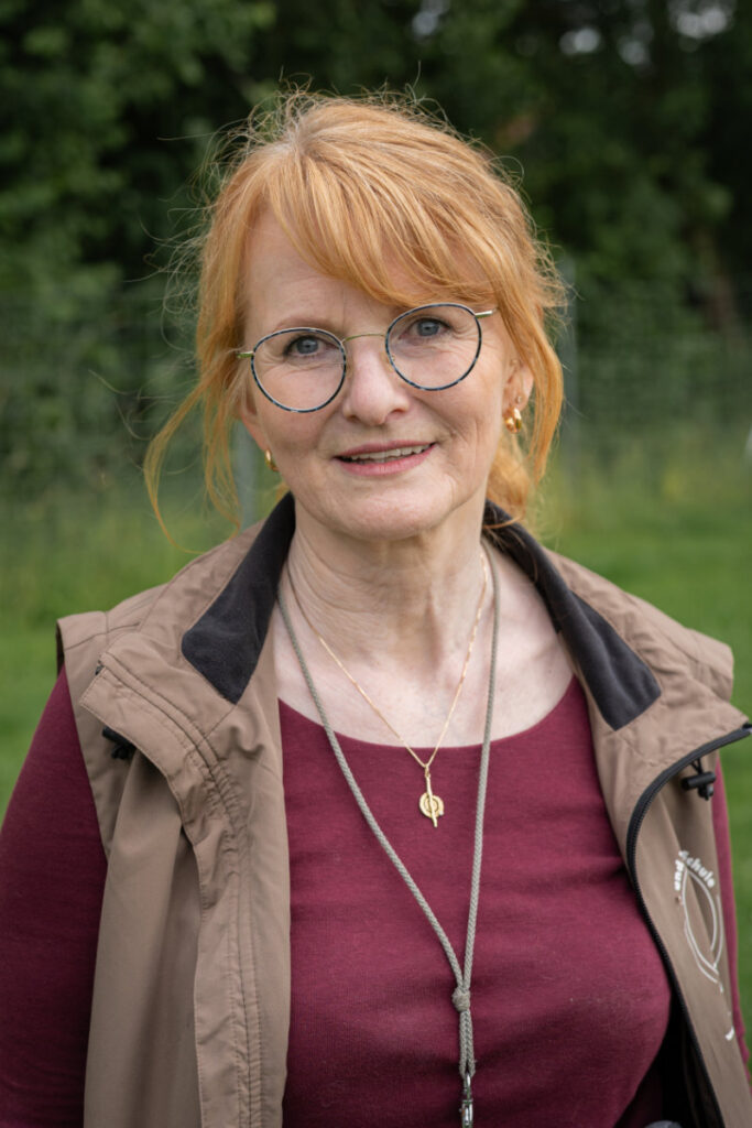 portrait-regina-gadesmann-hundeschule-alfeld Portrait von Regina Gadesmann, Inhaberin und zertifizierte Hundetrainerin der Hundeschule Alfeld.